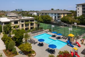 Marina Breeze 1BR & 2BR - Pool, Hot Tub, Gym - Close to Beach