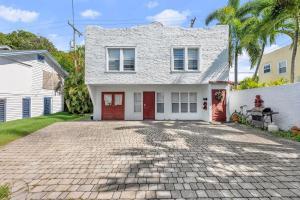 Bright and Airy Apartment on Flamingo Dr