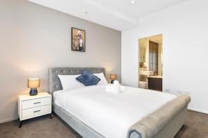 Stunning City Views--Spacious 3 Bedrooms Apartment--Mascot