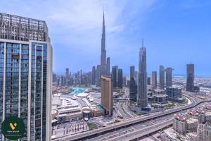 VOGUE DOWNTOWN VIEWS II Luxurious One Bedroom Apartment with Balcony and full Amenities, Opposite Dubai Mall Skybridge, Walkable to Burj Khalifa - 4hvězdičkové hotely ve městě Dubaj