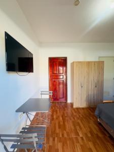 Apt a few mins to Alona Beach