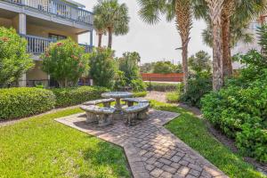 Stylish Blue Getaway - Beach Access - Shared Pool