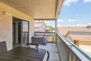 Stylish Blue Getaway - Beach Access - Shared Pool