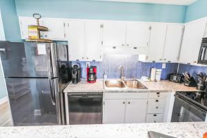 Stylish Blue Getaway - Beach Access - Shared Pool