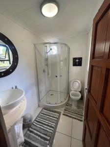 Cozy private cottage with garden views at Ferngrove