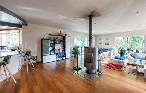 Cozy Home In Sarliac With Wifi