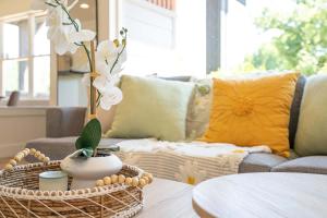 Modern 2BR in DT Renton 3 AC WS 95 Shop&Parks