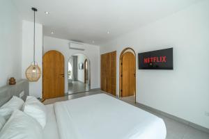 Villa Blanca Bingin, New Private 1BR Villa in Bingin - Bali Escape