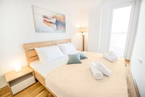 StayLux Mountain View Free Parking Apartment Near Lake and Old Town