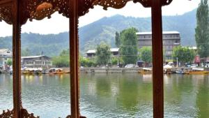 T luxury Heritage houseboat