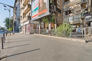 Monkeys Den Ultra-central