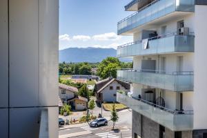 2 bright bedrooms, terrace & parking, near Geneva