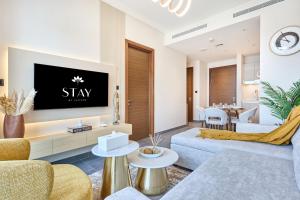 STAY BY LATINEM Luxury 1BR Holiday Home CB 0919 Near Burj Khalifa