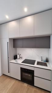 Vytalea - Trilocale moderno con patio e doppi servizi, vicino M4 - Modern apartment 2-Bedroom with Patio & Two Bathrooms, near Metro M4