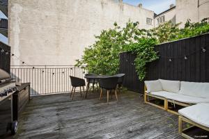 Townhouse with private Terrace- 5-minute walk from Tivoli