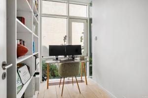 Townhouse with private Terrace- 5-minute walk from Tivoli