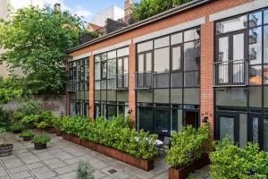 Townhouse with private Terrace- 5-minute walk from Tivoli