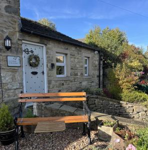 The Granary with hot tub - 2 miles from Skipton