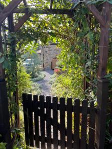 The Granary with hot tub - 2 miles from Skipton