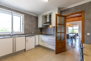 Spacious villa for 10 with private pool