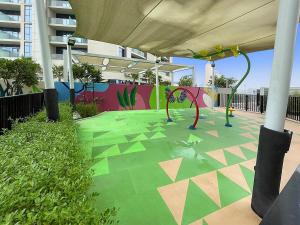 Chic Studio in Dubai with Pool View Retreat Near Business Bay & Jumeirah Beach