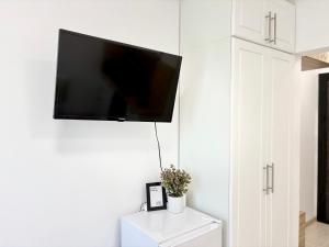 Sweet tiny house-central studio