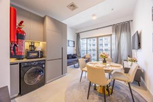 Blue Breeze - Bright & Airy 1BR, MAG City, Gym Access - 4hvězdičkové hotely ve městě Dubaj