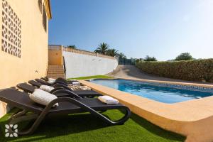 Villa Benlluire by Abahana Villas