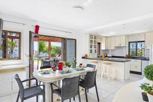 Villa Blanca Salvaje by Villa Plus