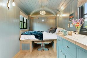 Luxury One Bed Shepherds Hut with Hot Tub