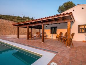 Casa Clarita hasta 21 personas, piscina a 40 min de Madrid y aeropuerto