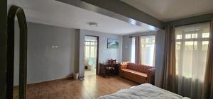 Palomino Reserve,Karen