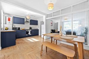 NEW! Spacious 4 bedroom 4BR with Private Parking near city Centre