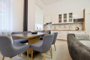 Premium Apartment by Hi5- Near New York Cafe