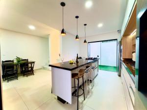 Casa em Bal Picarras 3 quartos churrasqueira privativa Ar Condicionado Wi-fi Cozinha Completa a 750m Praia com vaga privativa de Garagem