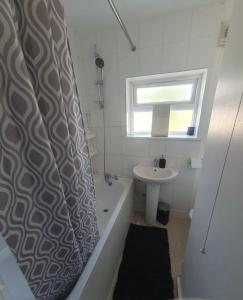 4Bed Spacious New Refurbish Home Near Westfield