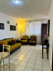 Casa vacacional en Salinas en Urb privada con parqueo piscina y jacuzzi