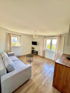 Canoe 2-Bedroom Apartment with City View in Central Warsaw