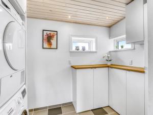 Holiday Home Anneke - 1-3km from the sea by Interhome