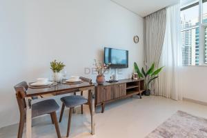 Walking Distance to Bay Avenue Mall, 5 Minutes Drive to Downtown Dubai, Close to Metro Station, With Canal View, The Cosmopolitan, Business Bay by Deluxe Holiday Homes