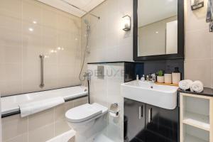Walking Distance to Bay Avenue Mall, 5 Minutes Drive to Downtown Dubai, Close to Metro Station, With Canal View, The Cosmopolitan, Business Bay by Deluxe Holiday Homes