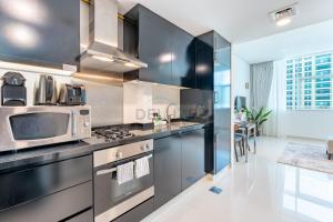 Walking Distance to Bay Avenue Mall, 5 Minutes Drive to Downtown Dubai, Close to Metro Station, With Canal View, The Cosmopolitan, Business Bay by Deluxe Holiday Homes