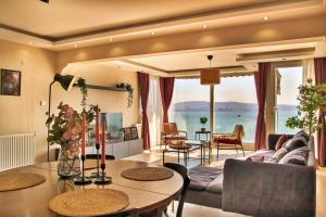 Sea-View 3BR Home in Karşıyaka