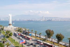 Sea-View 3BR Home in Karşıyaka