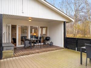 Holiday Home Lonneke - 800m from the sea by Interhome