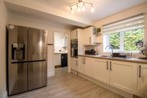 Beautiful and Cosy 4-bed Home in Milton Keynes by Renzo, Driveway, Close to M1