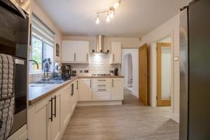 Beautiful and Cosy 4-bed Home in Milton Keynes by Renzo, Driveway, Close to M1