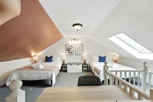 Stunning 3BR Corktown Downtown sleeps 10 parking & patio