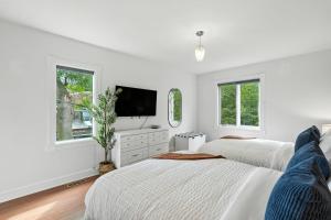 Stunning 3BR Corktown Downtown sleeps 10 parking & patio