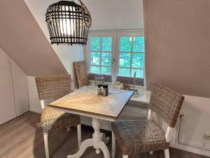 Sky & Sand Homes Wattläufer I Nordsee-Auszeit im Reetdachanwesen mit Parkgarten